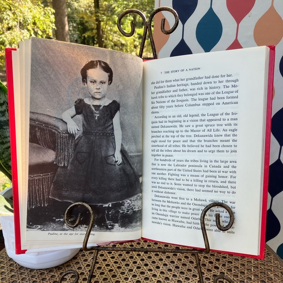 Pauline Johnson The Story of an American Indian by Lucie Hartley 1980 Hardback - Picture 5 of 13